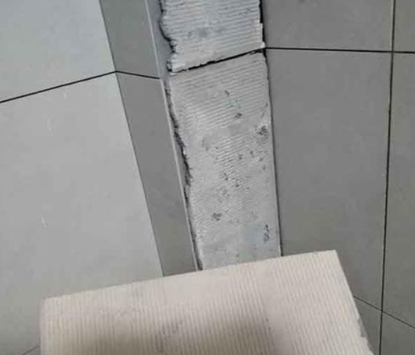 庐山瓷砖空鼓维修公司分享下厨房瓷砖脱落的补救措施。